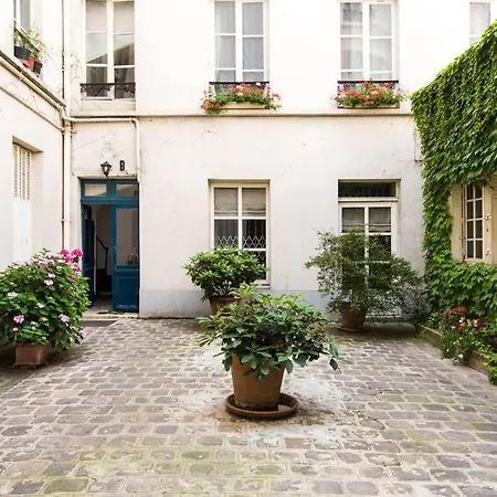 Small Triplex * Parijs