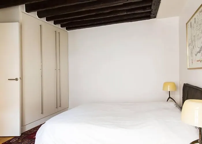 Small Triplex Apartamento